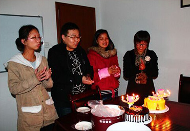 公司舉行12月份員工生日聚會